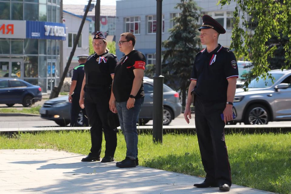 Сотрудники полиции обеспечивают охрану общественного порядка во время праздничных мероприятий, посвященных празднованию Дня России Сотрудники полиции обеспечивают охрану общественного порядка во время праздничных мероприятий, посвященных празднованию Дня России