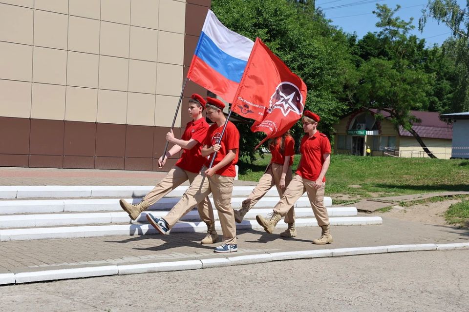 12 июня на площади у районного культурно-досугового центра в Студенке прошло торжественное мероприятие, посвященное Дню России 12 июня на площади у районного культурно-досугового центра в Студенке прошло торжественное мероприятие, посвященное Дню России