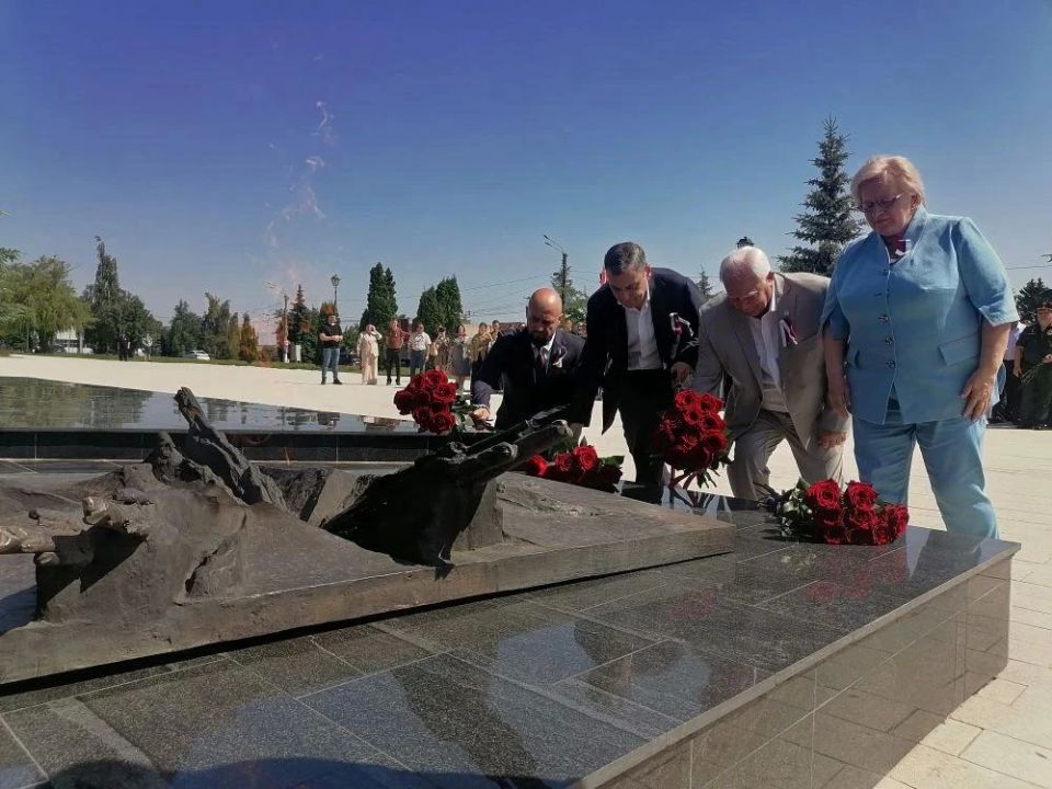К мемориалу в Курске возложили цветы в честь Дня России К мемориалу в Курске возложили цветы в честь Дня России