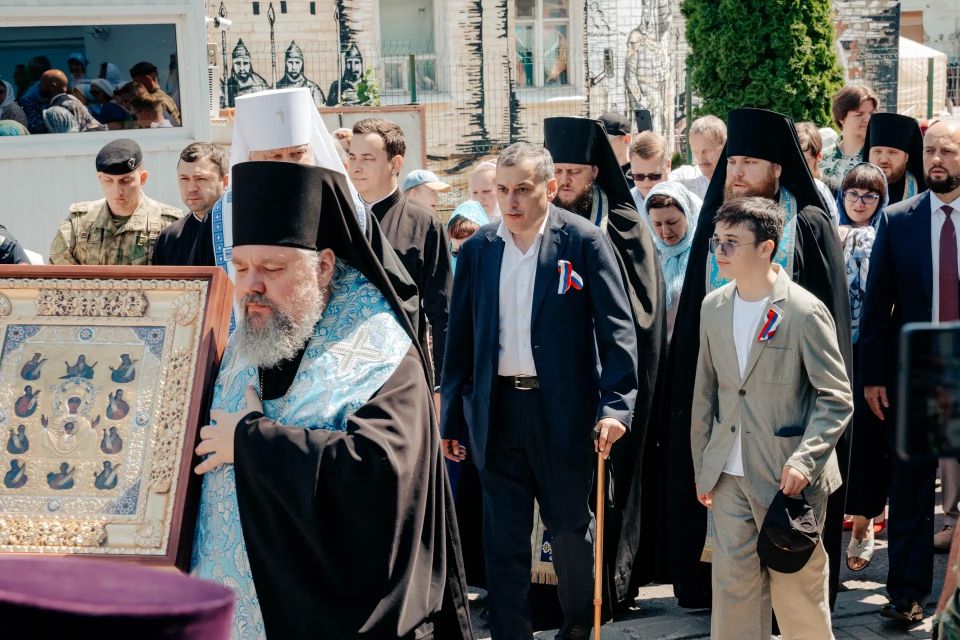 Александр Хинштейн: В этом году День России совпал с одним из главных православных событий — крестным ходом Курской Коренной иконы Божией Матери «Знамение» Александр Хинштейн: В этом году День России совпал с одним из главных православных событий — крестным ходом Курской Коренной иконы Божией Матери «Знамение»