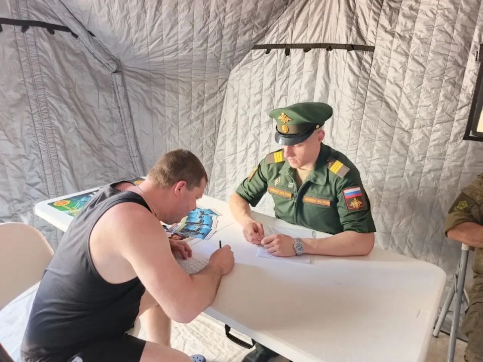 У драматического театра имени А. С. Пушкина сегодня можно было подать заявление на военную службу по контракту — здесь развернули специальный пункт отбора У драматического театра имени А. С. Пушкина сегодня можно было подать заявление на военную службу по контракту — здесь развернули специальный пункт отбора