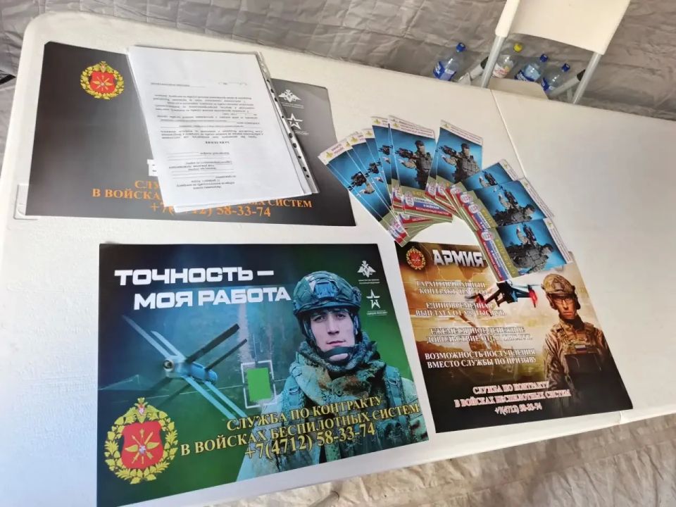 У драматического театра имени А. С. Пушкина сегодня можно было подать заявление на военную службу по контракту — здесь развернули специальный пункт отбора У драматического театра имени А. С. Пушкина сегодня можно было подать заявление на военную службу по контракту — здесь развернули специальный пункт отбора