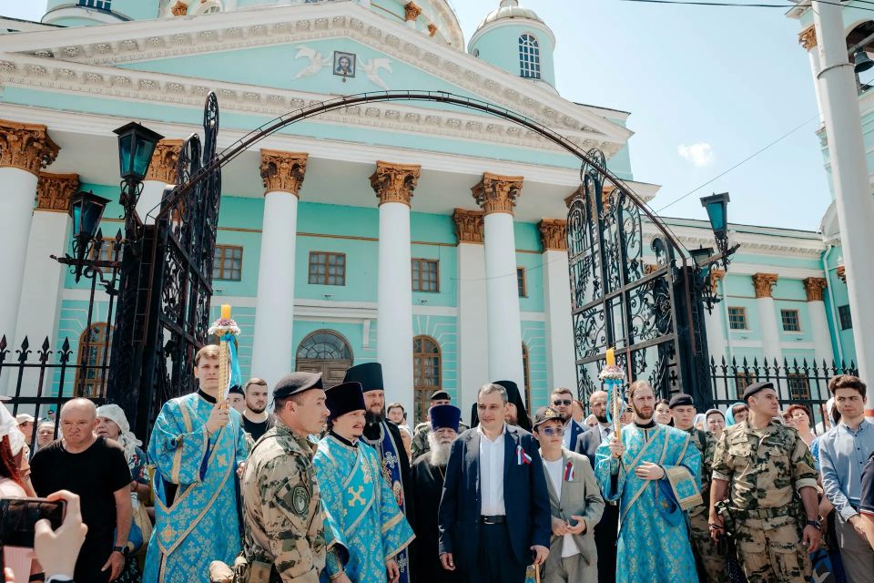 Александр Хинштейн: В этом году День России совпал с одним из главных православных событий — крестным ходом Курской Коренной иконы Божией Матери «Знамение» Александр Хинштейн: В этом году День России совпал с одним из главных православных событий — крестным ходом Курской Коренной иконы Божией Матери «Знамение»