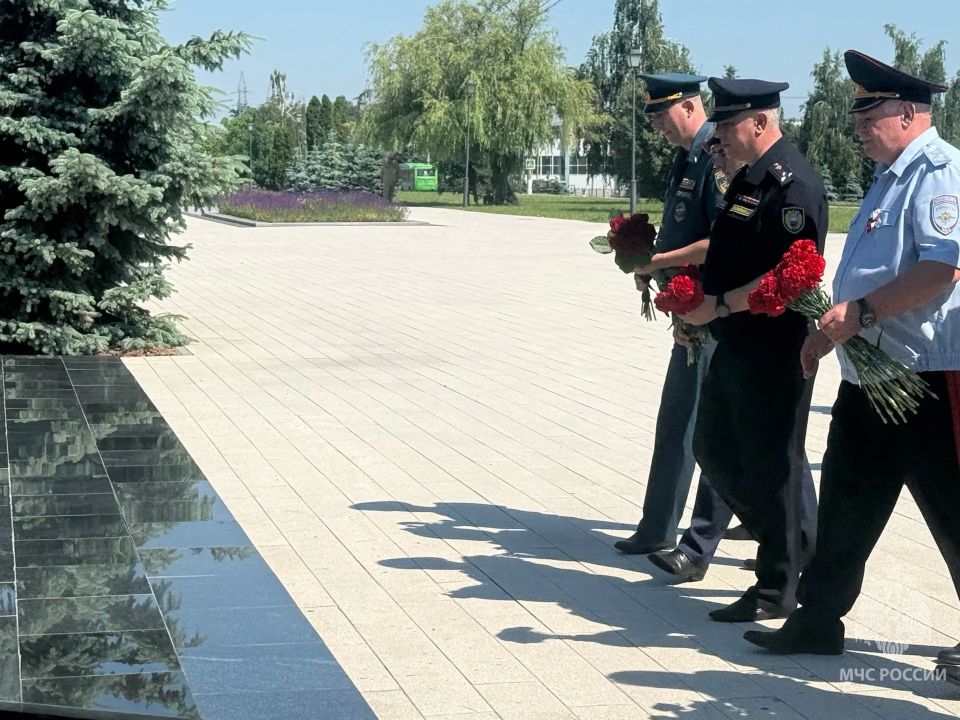 Курские спасатели МЧС России возложили цветы в честь праздника Курские спасатели МЧС России возложили цветы в честь праздника