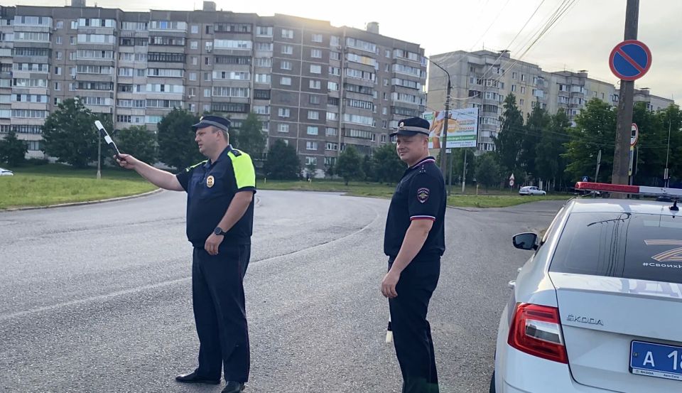 В День России сотрудники полиции города Железногорска проводят профилактические рейды в общественных местах В День России сотрудники полиции города Железногорска проводят профилактические рейды в общественных местах
