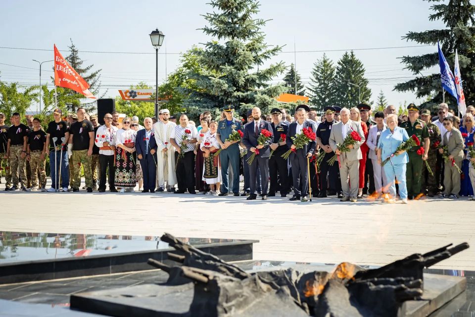 Вместе с губернатором Курской области Александром Хинштейном возложили цветы на мемориальном комплексе «Курская дуга» на проспекте Победы Вместе с губернатором Курской области Александром Хинштейном возложили цветы на мемориальном комплексе «Курская дуга» на проспекте Победы