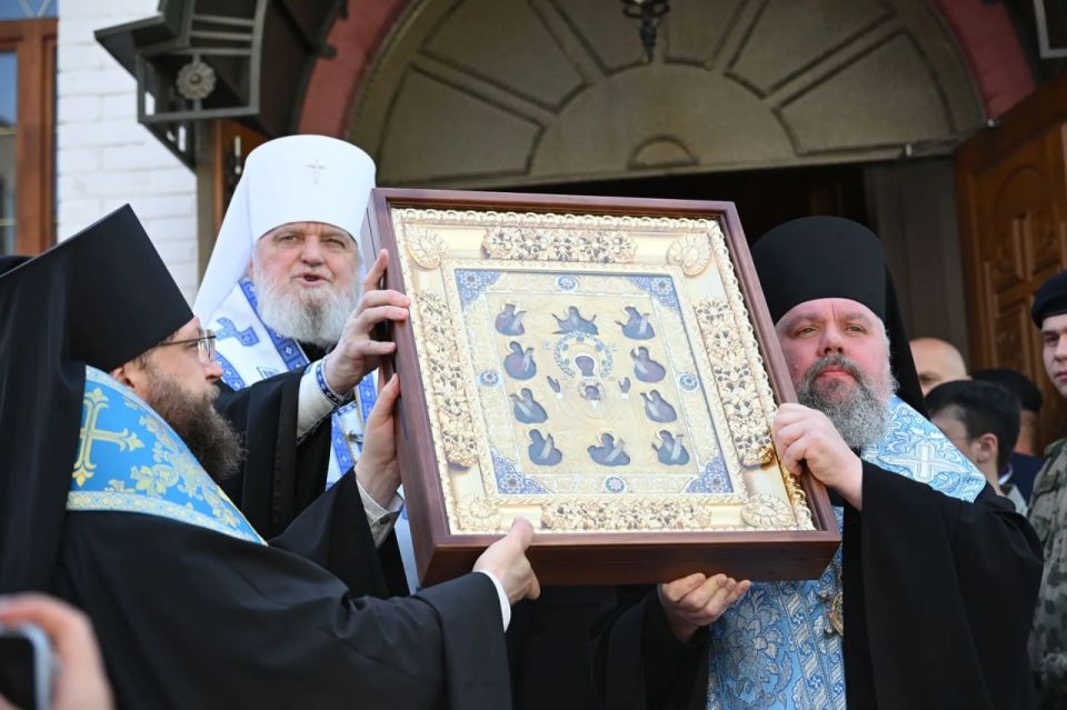 В Воскресенском храме Знаменского монастыря митрополит Курский и Рыльский Герман провел молебен перед чудотворной иконой В Воскресенском храме Знаменского монастыря митрополит Курский и Рыльский Герман провел молебен перед чудотворной иконой