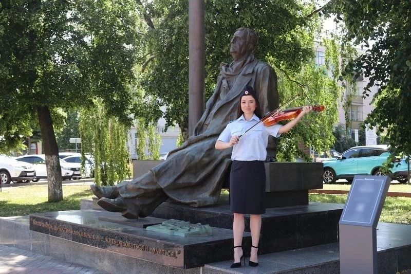 На викторине, в которой вот уже 10 лет принимают участие разные регионы России, курские полицейские представили в этом году фотографию с «Куряночкой» На викторине, в которой вот уже 10 лет принимают участие разные регионы России, курские полицейские представили в этом году фотографию с «Куряночкой»
