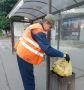 Многие жители утром выходя на работу берут с собой мусор