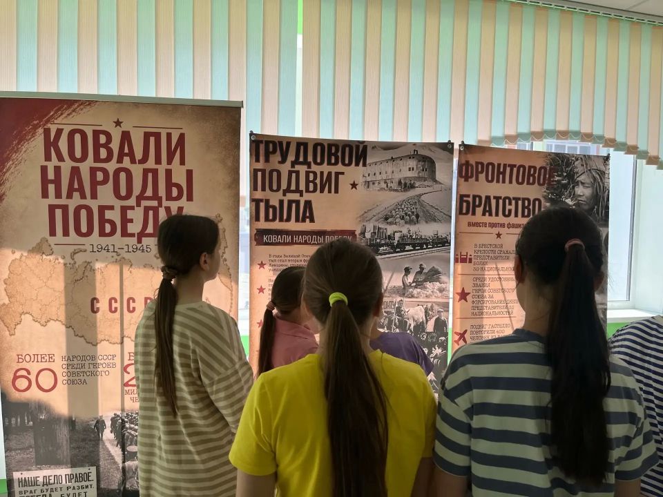 рамках Года единства народов России сотрудники Центра историко-культурного наследия города Курска подготовили тематическую передвижную выставку «Ковали народы Победу», которая рассказывает о вкладе разных народов Советского... рамках Года единства народов России сотрудники Центра историко-культурного наследия города Курска подготовили тематическую передвижную выставку «Ковали народы Победу», которая рассказывает о вкладе разных народов Советского...