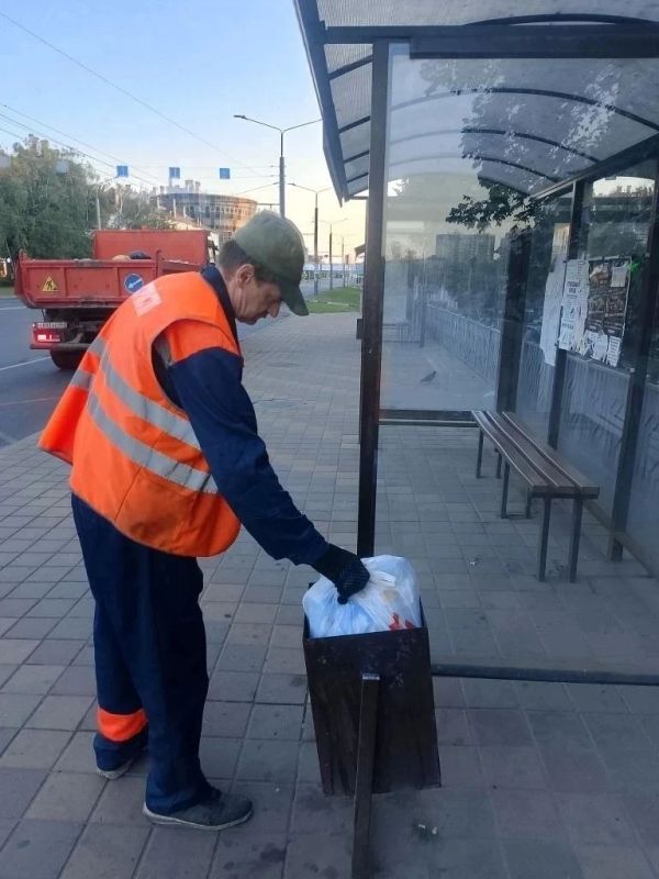 Многие жители утром выходя на работу берут с собой мусор Многие жители утром выходя на работу берут с собой мусор