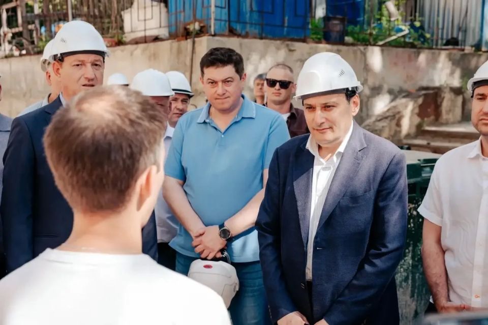 Светлана Дроздова вместе с Губернатором Курской области А.Е. Хинштейном проинспектировала ход реконструкции «Здания мужской классической гимназии» на территории Курской крепости Светлана Дроздова вместе с Губернатором Курской области А.Е. Хинштейном проинспектировала ход реконструкции «Здания мужской классической гимназии» на территории Курской крепости