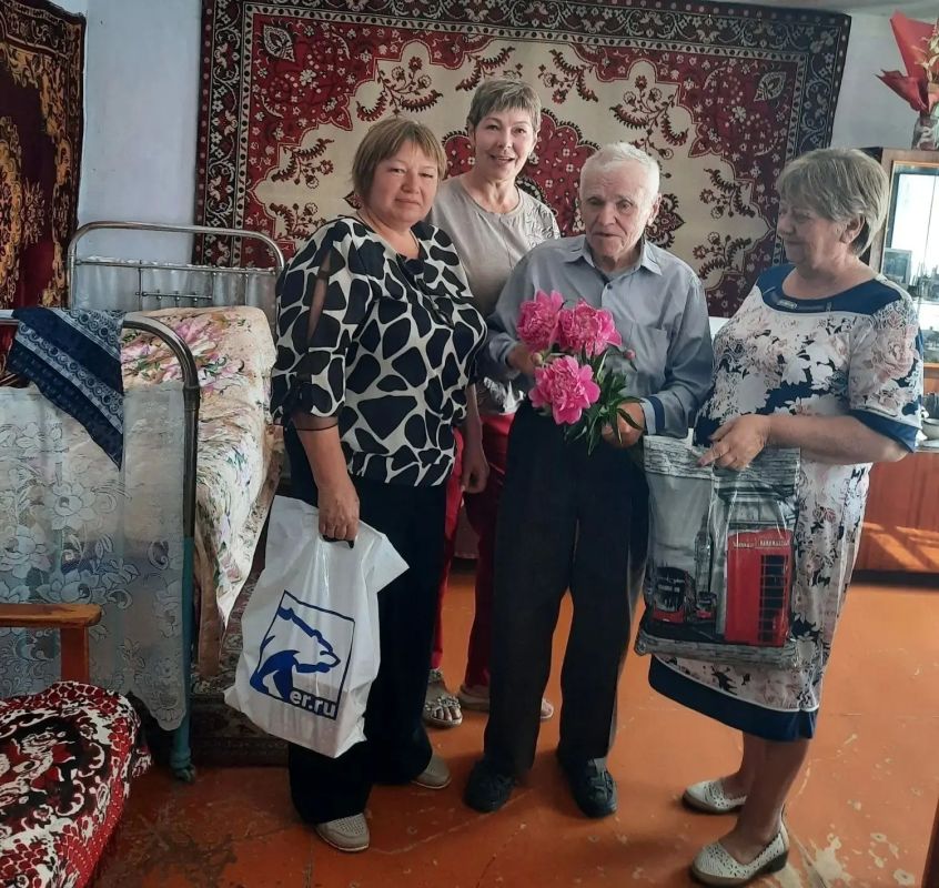 В Курской области поздравили с 90-летним юбилеем труженика из Котовки