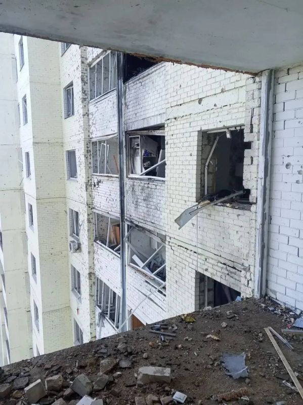 В Орле беспилотник врезался в многоэтажку, на нескольких этажах начался пожар В Орле беспилотник врезался в многоэтажку, на нескольких этажах начался пожар