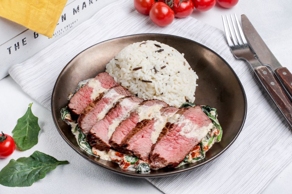 Изысканный ростбиф: вкусное сочетание телятины и риса под томатным соусом