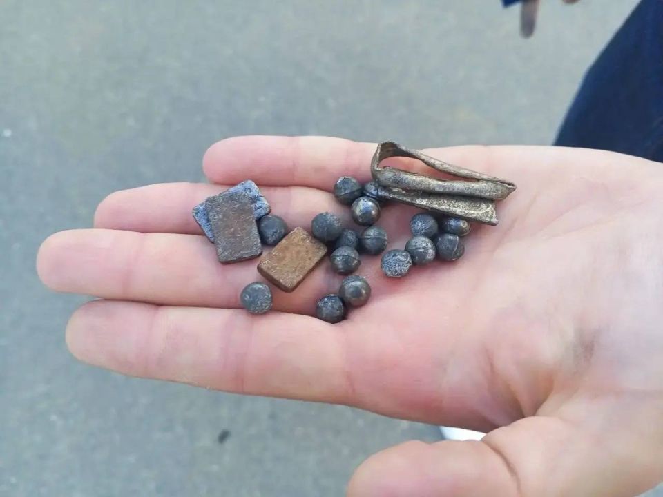 В Орле беспилотник врезался в многоэтажку, на нескольких этажах начался пожар В Орле беспилотник врезался в многоэтажку, на нескольких этажах начался пожар
