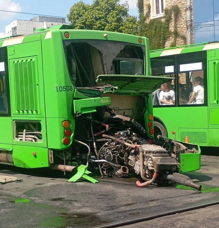 ЧП с участием пассажирского автобуса произошло в Курске у Центрального рынка 10 июня