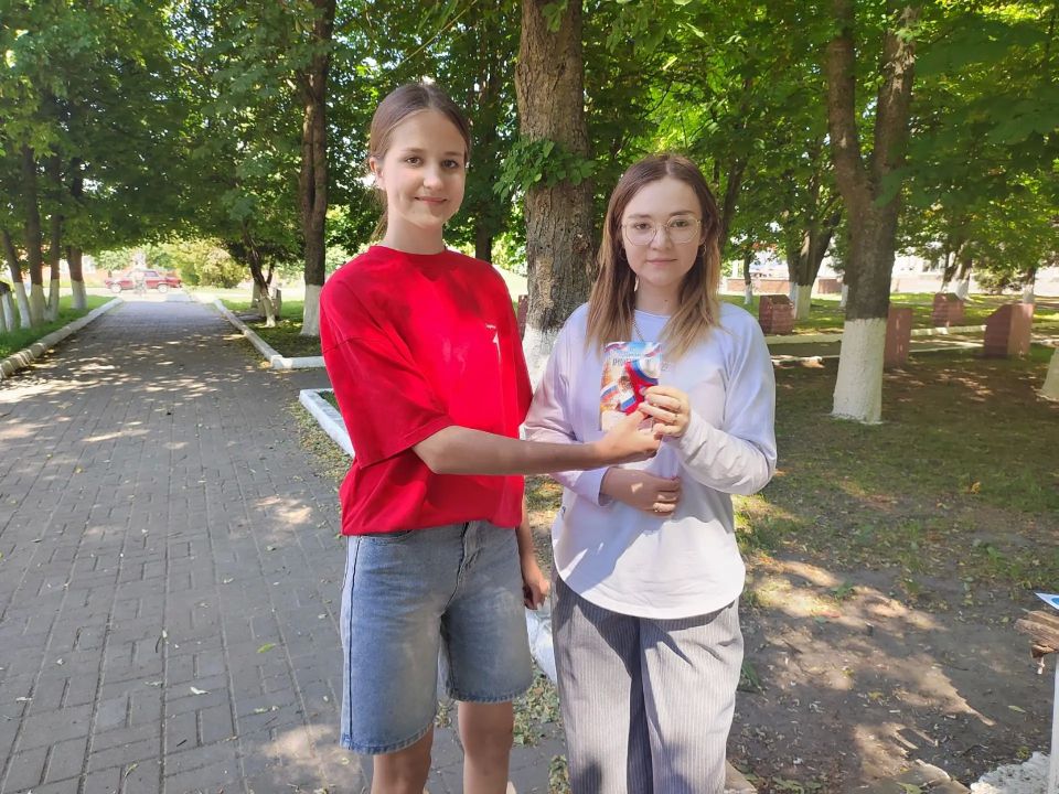 Активисты местного отделения движения Первых организовали прогулку по культурно-значимым местам города Дмитриева Активисты местного отделения движения Первых организовали прогулку по культурно-значимым местам города Дмитриева