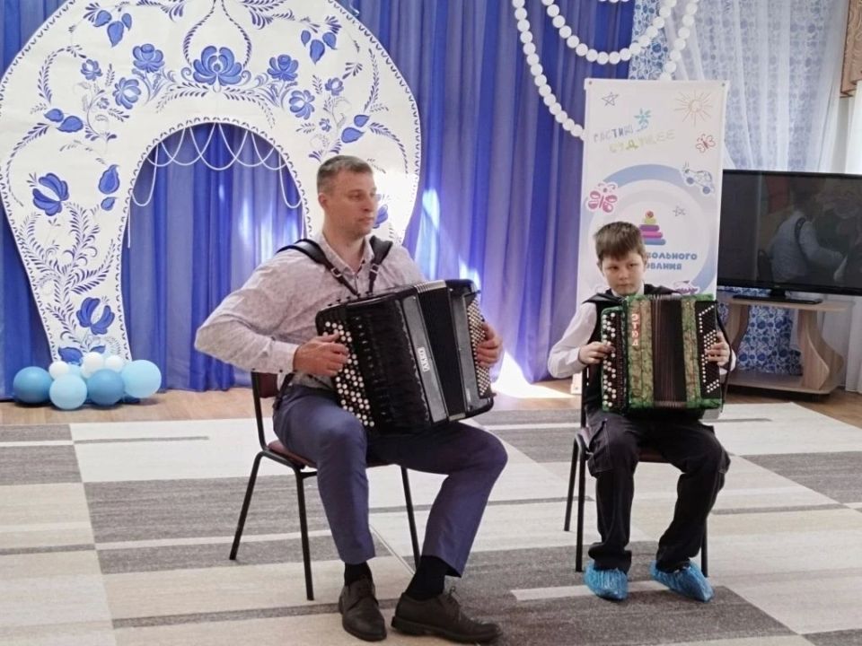 В детском саду «Золотой ключик» царила праздничная атмосфера! По случаю Дня России воспитанники детской школы искусств подарили малышам незабываемый концерт «Мы живём в России» В детском саду «Золотой ключик» царила праздничная атмосфера! По случаю Дня России воспитанники детской школы искусств подарили малышам незабываемый концерт «Мы живём в России»