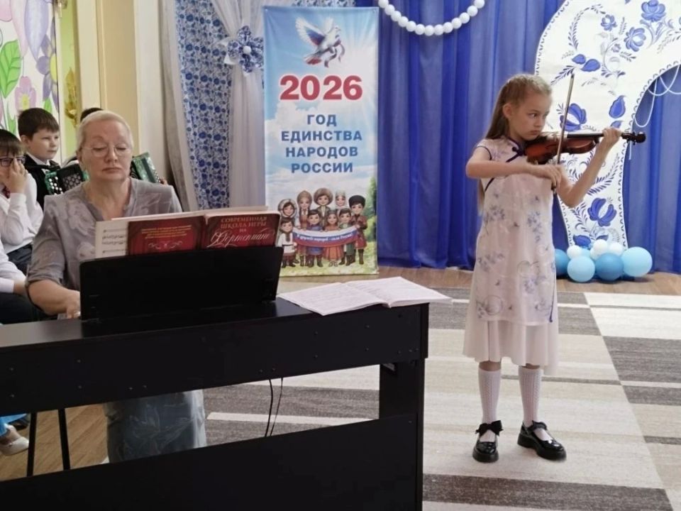В детском саду «Золотой ключик» царила праздничная атмосфера! По случаю Дня России воспитанники детской школы искусств подарили малышам незабываемый концерт «Мы живём в России» В детском саду «Золотой ключик» царила праздничная атмосфера! По случаю Дня России воспитанники детской школы искусств подарили малышам незабываемый концерт «Мы живём в России»