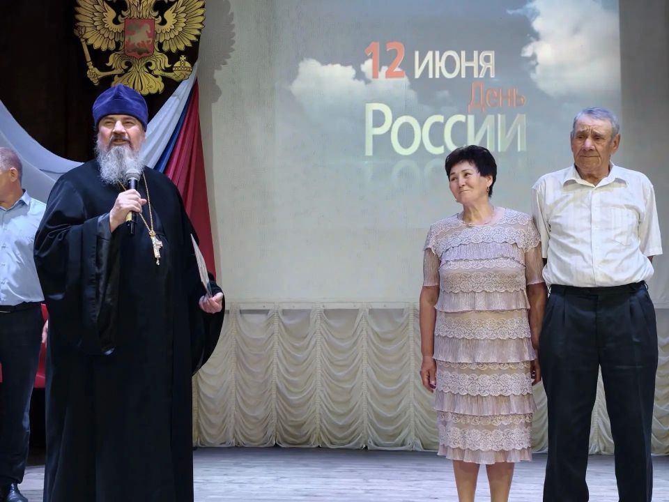 В преддверии Дня России в Поныровском районе чествовали семью Гончаровых В преддверии Дня России в Поныровском районе чествовали семью Гончаровых