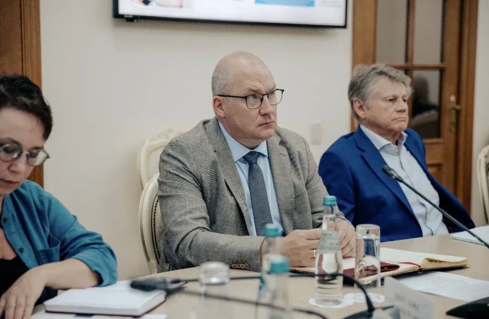 Рабочая неделя традиционно началась с участия в заседании Правительства региона — оно прошло в открытом формате под председательством Губернатора Курской области Александра Хинштейна Рабочая неделя традиционно началась с участия в заседании Правительства региона — оно прошло в открытом формате под председательством Губернатора Курской области Александра Хинштейна