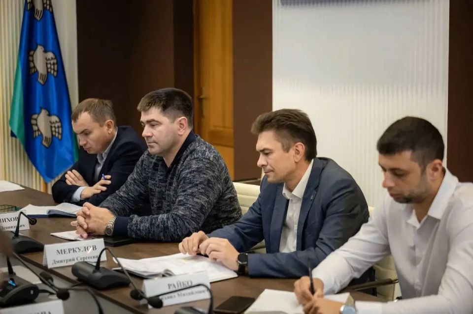 Сегодня с подрядчиком ООО «Унипроф» обсудили уборку парков и скверов Сегодня с подрядчиком ООО «Унипроф» обсудили уборку парков и скверов