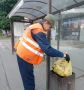 Куряне выбрасывают домашний мусор в урны рядом с остановками