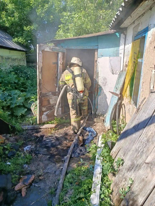 Под Курском горел жилой деревянный дом