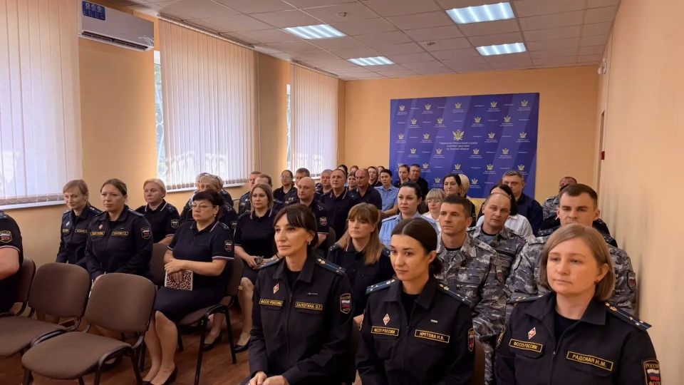 В преддверии Дня России состоялось поздравление сотрудников Управления Федеральной службы судебных приставов по Курской области В преддверии Дня России состоялось поздравление сотрудников Управления Федеральной службы судебных приставов по Курской области