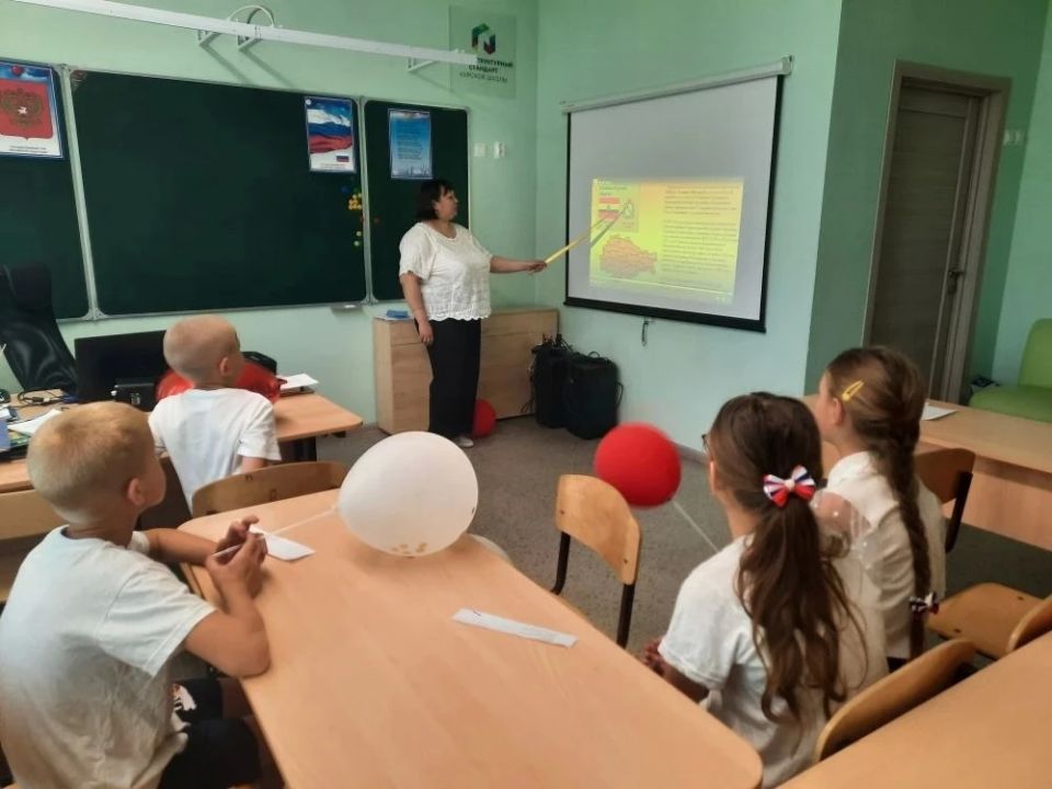 В преддверии праздника Дня образования Курской области в пришкольном лагере "Орлята" МКОУ "Солдатская ООШ" проведен познавательный час "Курская область на просторах России"