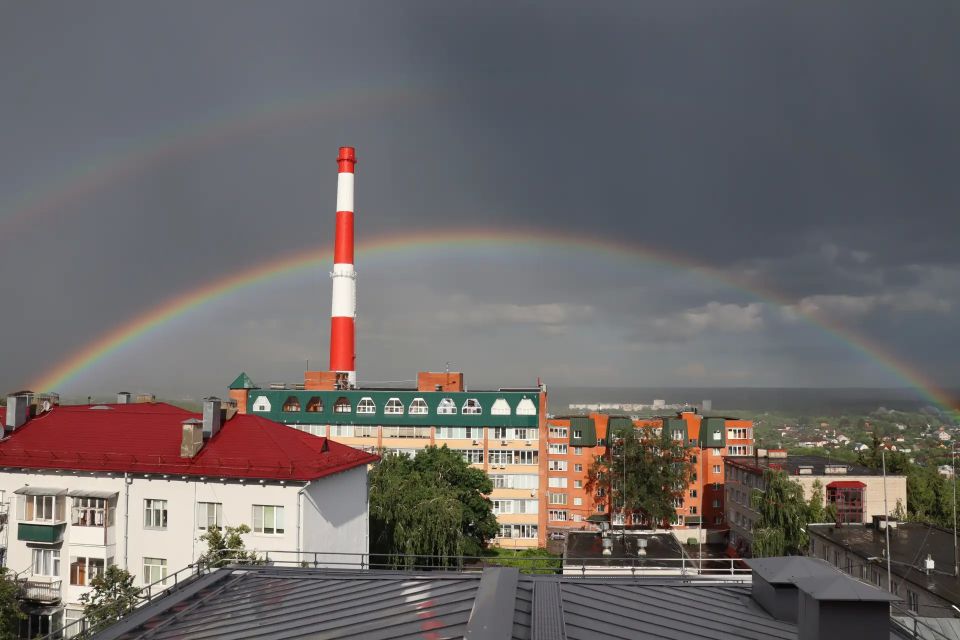 Минутка радуги на удачу. После короткого дождя в центре Курска такая красота! Фото: Александр Баламутов