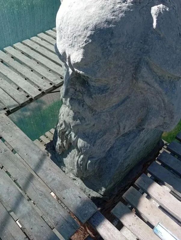 В Курске ремонтируют памятник Дмитрию Менделееву