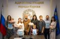 Сегодня вручил свидетельства на получение социальной выплаты на приобретение жилья четырём семьям