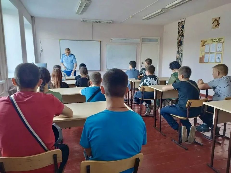 Работники прокуратуры Черемисиновского района встретились с детьми в летних лагерях дневного пребывания Работники прокуратуры Черемисиновского района встретились с детьми в летних лагерях дневного пребывания