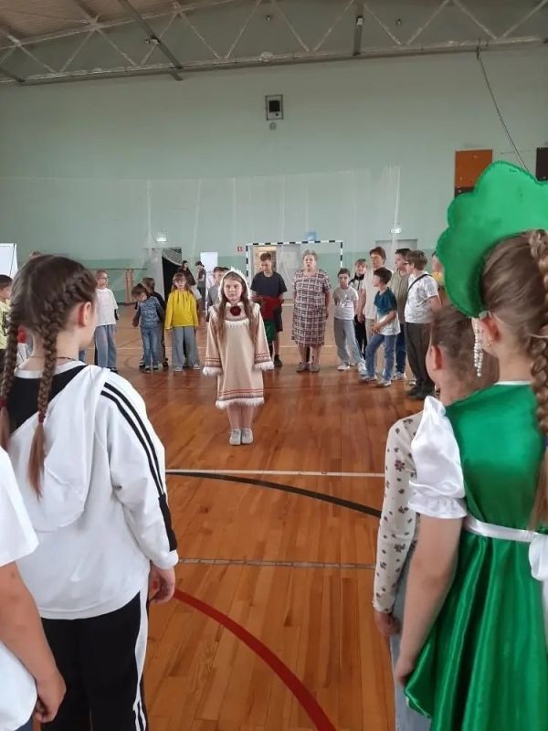 Для ребят, отдыхающих в лагере «Радуга» при медвенской школе, библиотекари детской и школьной библиотек вместе с преподавателями ОКУ Солнцевского центра соцпомощи «Успех» провели игровую программу «Игры народов России»