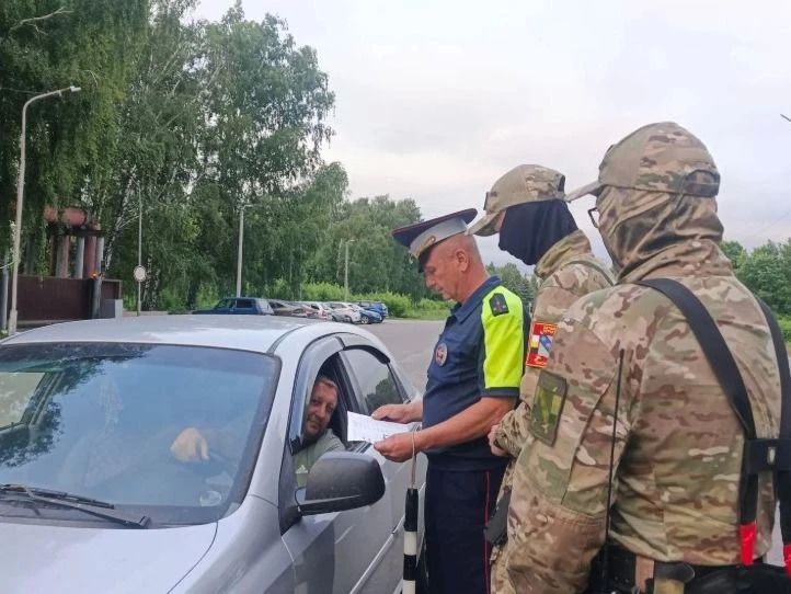 Сотрудники Курчатовской Госавтоинспекции совместно с представителем «Добровольной народной дружины-теробороны» провели профилактический рейд, направленный на соблюдение Правил дорожного движения. Сотрудники Курчатовской Госавтоинспекции совместно с представителем «Добровольной народной дружины-теробороны» провели профилактический рейд, направленный на соблюдение Правил дорожного движения.