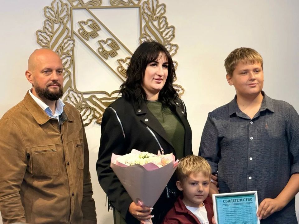 В Курске четыре семьи получили соцвыплату на улучшение жилищных условий В Курске четыре семьи получили соцвыплату на улучшение жилищных условий