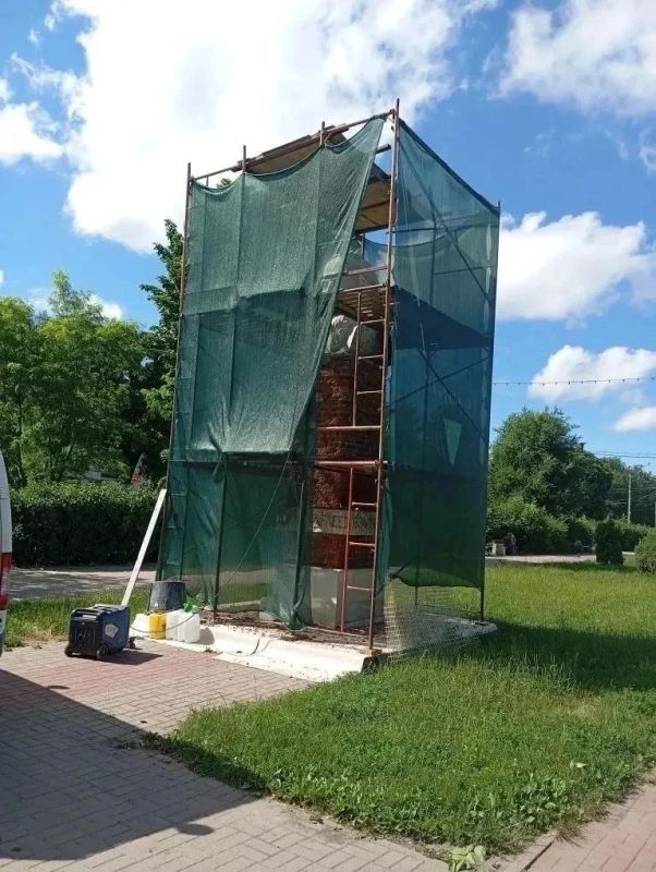 В Курске ремонтируют памятник Дмитрию Менделееву В Курске ремонтируют памятник Дмитрию Менделееву
