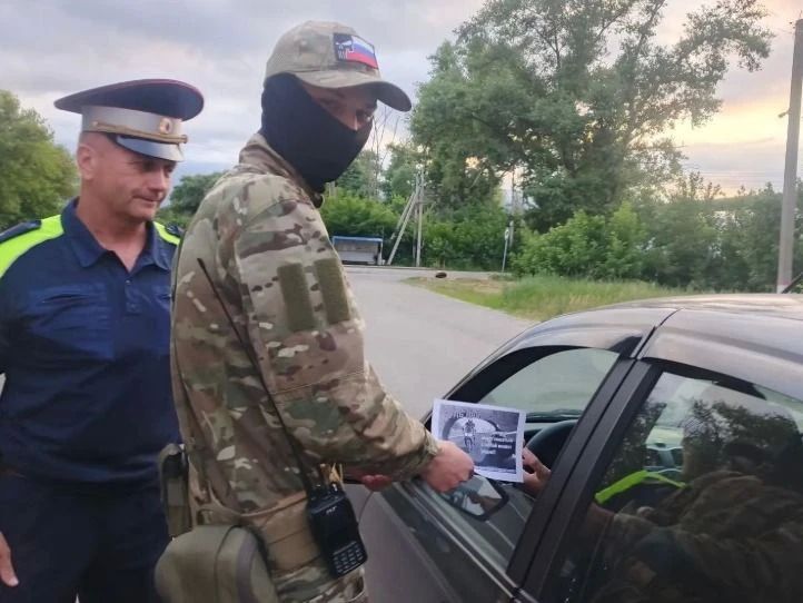 Сотрудники Курчатовской Госавтоинспекции совместно с представителем «Добровольной народной дружины-теробороны» провели профилактический рейд, направленный на соблюдение Правил дорожного движения. Сотрудники Курчатовской Госавтоинспекции совместно с представителем «Добровольной народной дружины-теробороны» провели профилактический рейд, направленный на соблюдение Правил дорожного движения.