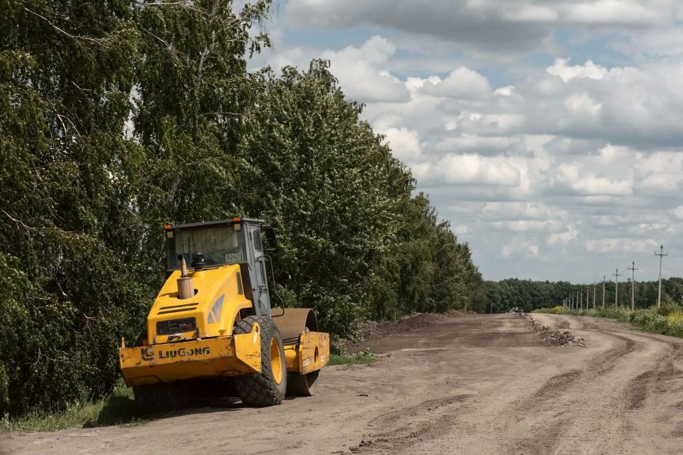 В селе Большие Бутырки Мантуровского района продолжается строительство автодороги с асфальтобетонным покрытием протяженностью 1,6 км и шириной 6 м. Объект будет иметь 4 съезда В селе Большие Бутырки Мантуровского района продолжается строительство автодороги с асфальтобетонным покрытием протяженностью 1,6 км и шириной 6 м. Объект будет иметь 4 съезда