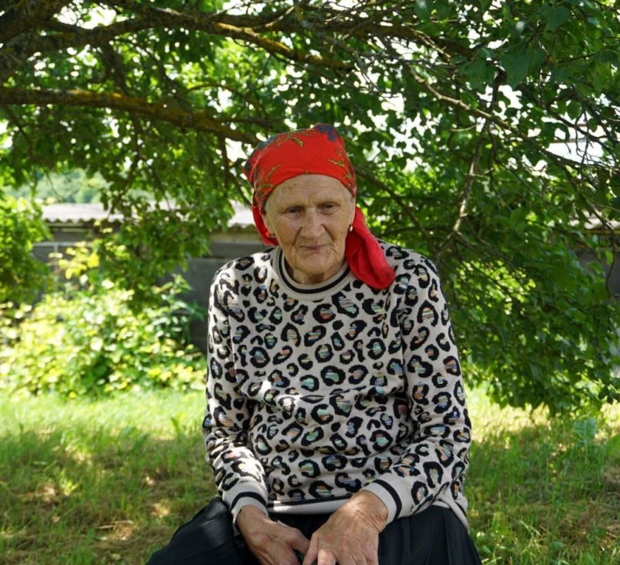 ПОЗДРАВЛЕНИЕ С ЮБИЛЕЕМ. Сотрудники Большежировской библиотеки и Дома культуры тепло поздравили Галину Филипповну Шемякову, жительницу деревни Беловка, с её 85-летним юбилеем