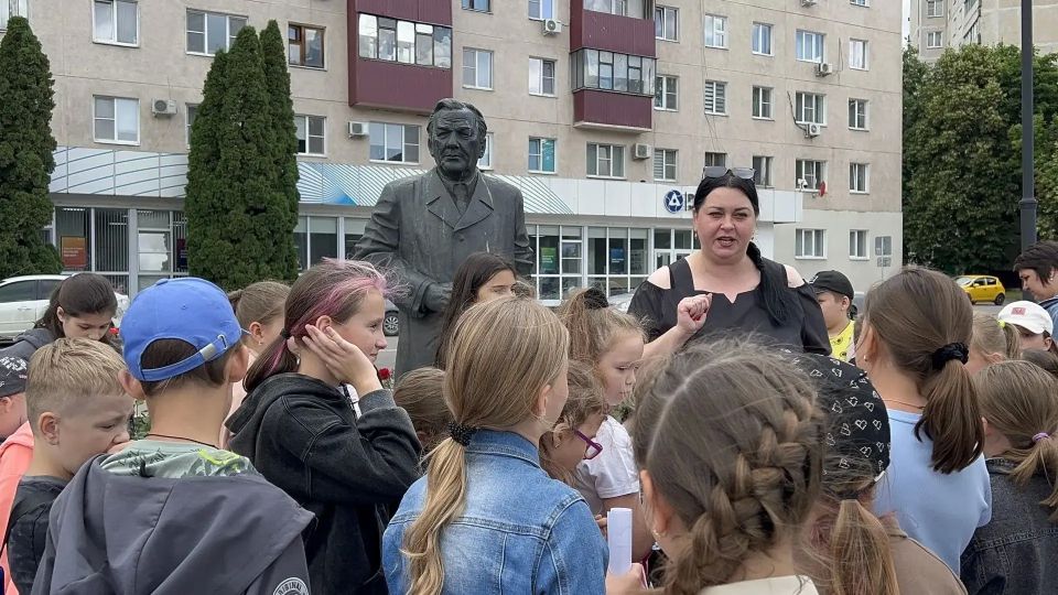 Школьники гимназии №1 и гимназии №2 составили Карту Атомной Силы и прошли Атомным Маршрутом, чтобы стать обладателем Атомной Силой и Неукротимой Энергией Жизни Школьники гимназии №1 и гимназии №2 составили Карту Атомной Силы и прошли Атомным Маршрутом, чтобы стать обладателем Атомной Силой и Неукротимой Энергией Жизни