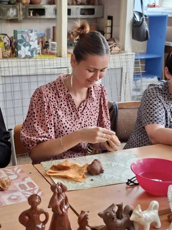Суджанский колледж искусств им. Н.В. Плевицкой приглашает всех желающих на мастер-классы «Живая нить суджанского ковроткачества» и «Суджанская керамика» Суджанский колледж искусств им. Н.В. Плевицкой приглашает всех желающих на мастер-классы «Живая нить суджанского ковроткачества» и «Суджанская керамика»