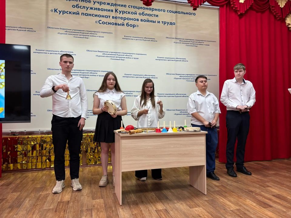 Ансамбль народных шумовых инструментов «Браво» социально профессионального реабилитационного центра «Ресурс» подарил концертную программу проживающим Курского пансионата «Сосновый Бор»