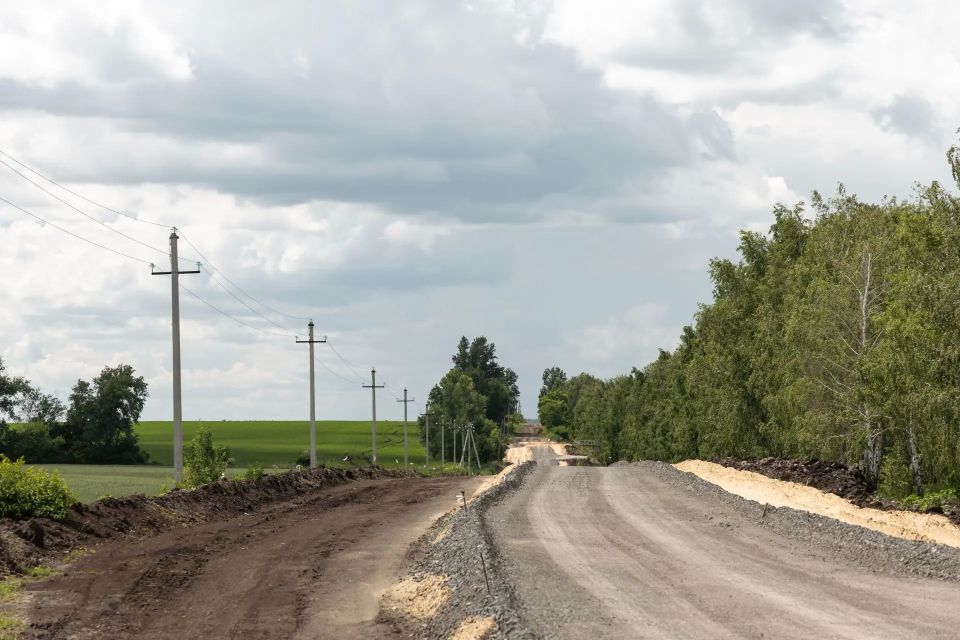 В селе Большие Бутырки Мантуровского района продолжается строительство автодороги с асфальтобетонным покрытием протяженностью 1,6 км и шириной 6 м. Объект будет иметь 4 съезда