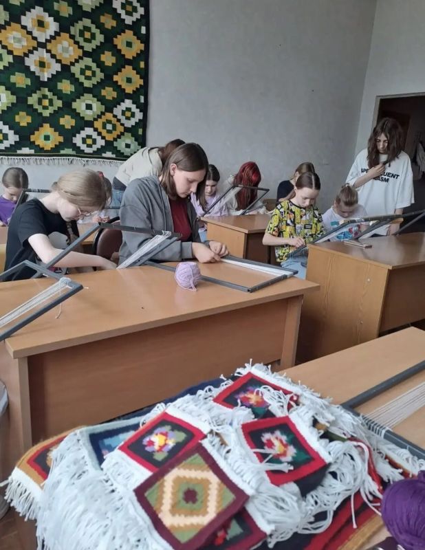Суджанский колледж искусств им. Н.В. Плевицкой приглашает всех желающих на мастер-классы «Живая нить суджанского ковроткачества» и «Суджанская керамика» Суджанский колледж искусств им. Н.В. Плевицкой приглашает всех желающих на мастер-классы «Живая нить суджанского ковроткачества» и «Суджанская керамика»