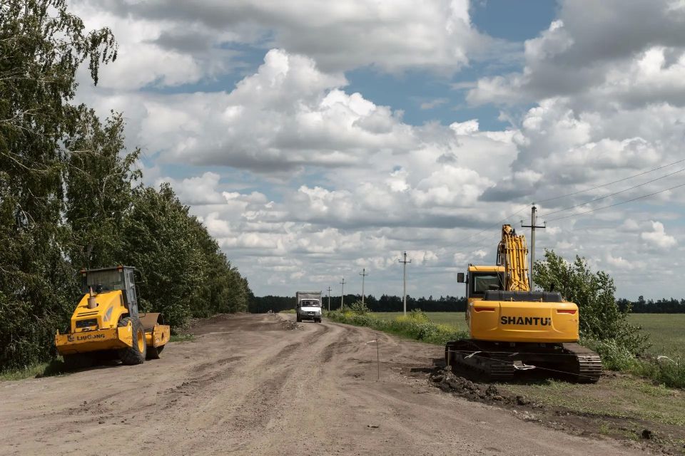 В селе Большие Бутырки Мантуровского района продолжается строительство автодороги с асфальтобетонным покрытием протяженностью 1,6 км и шириной 6 м. Объект будет иметь 4 съезда В селе Большие Бутырки Мантуровского района продолжается строительство автодороги с асфальтобетонным покрытием протяженностью 1,6 км и шириной 6 м. Объект будет иметь 4 съезда