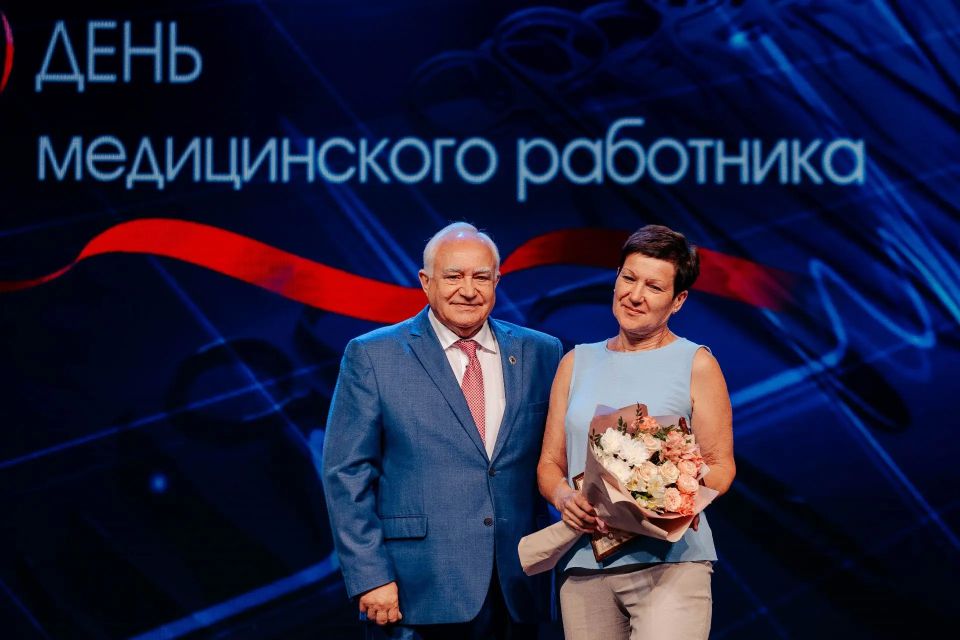 Сегодня в концертном зале «Свиридовский» состоялось чествование медицинских работников, которые вскоре будут отмечать свой профессиональный праздник Сегодня в концертном зале «Свиридовский» состоялось чествование медицинских работников, которые вскоре будут отмечать свой профессиональный праздник