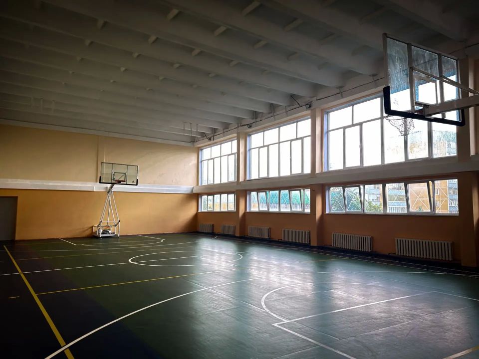 В спортзале и на стадионе 36-й школы установили кольца для баскетбола В спортзале и на стадионе 36-й школы установили кольца для баскетбола